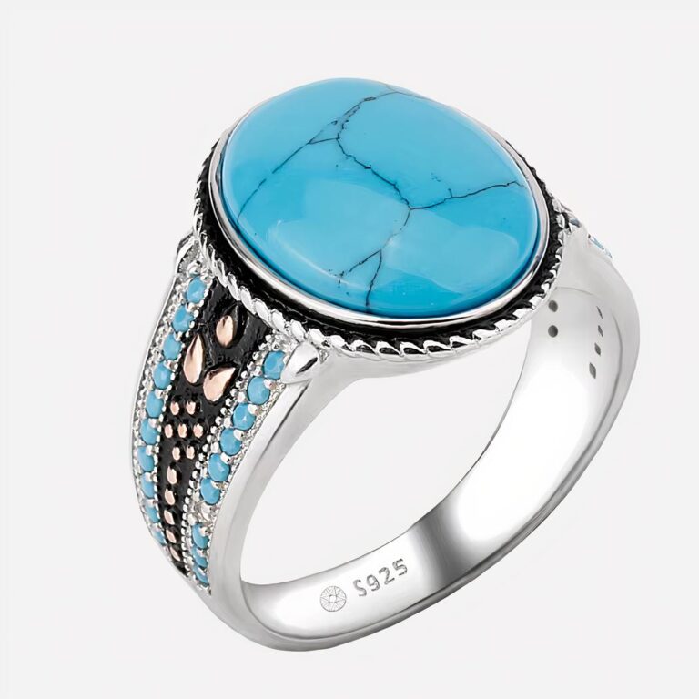 Photo d'une bague chevalière en argent sterling et turquoise naturelle sur fond blanc