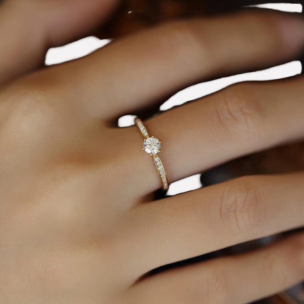 Bague solitaire et zircons