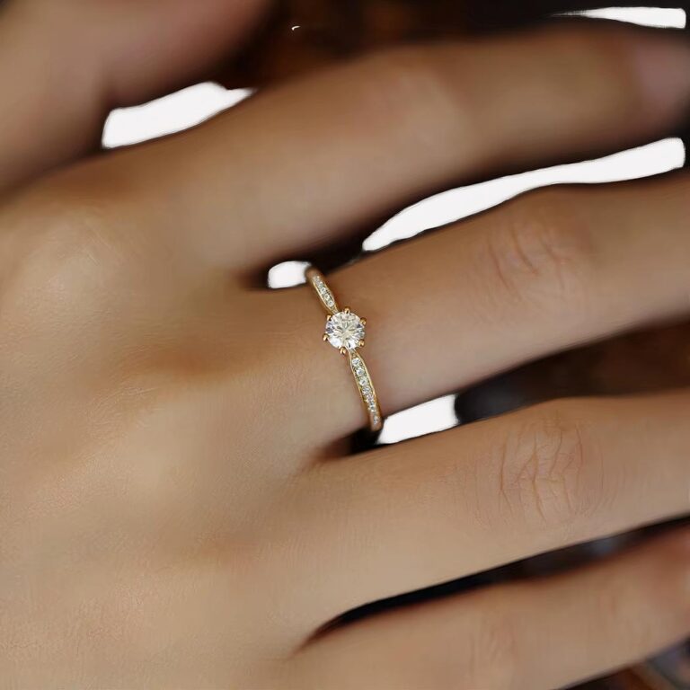 Bague solitaire et zircons