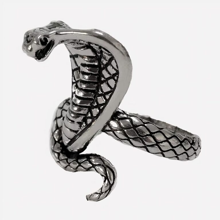 Bague serpent cobra argentée sur fond blanc