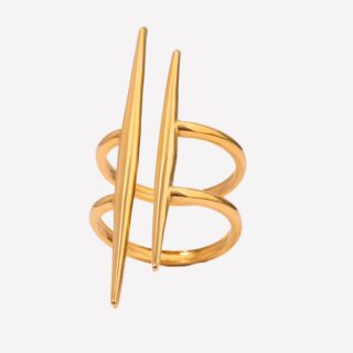 Bague moderne dorée sur fond blanc.