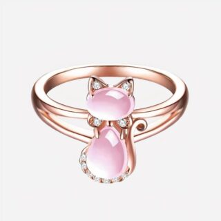 Bague avec un chat rose sur fond blanc.