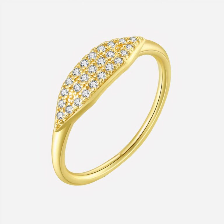 Anneau bague doré sur fond blanc.