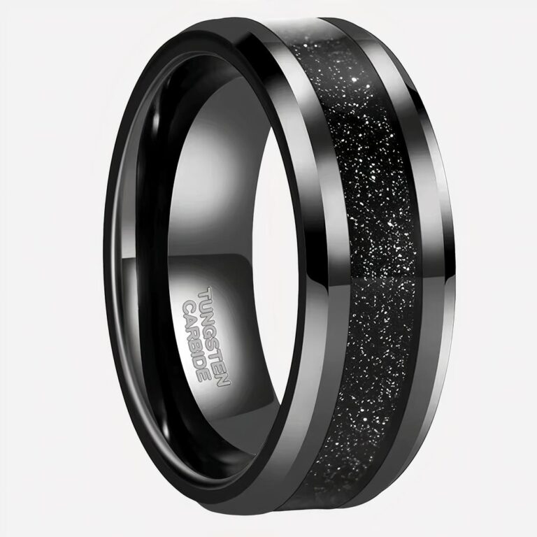 Bague tendance homme noire en carbure de tungstène Photo d'une bague tendance noire pour homme en tungstène et grès sur fond blanc