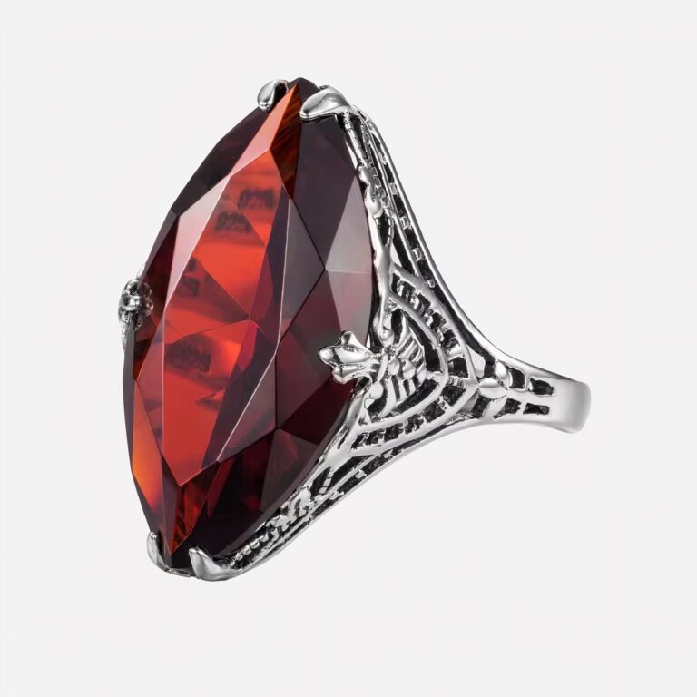 Bague marquise en argent sterling et grenat synthétique Photo d'une bague marquise en argent et grenat synthétique sur un fond blanc