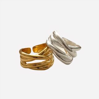 Bagues dorée et argentée posées sur un support.