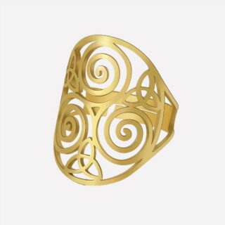Bague celtique dorée sur fond blanc.