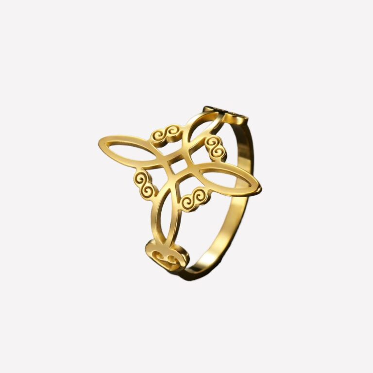 Bague celtique dorée sur fond noir.