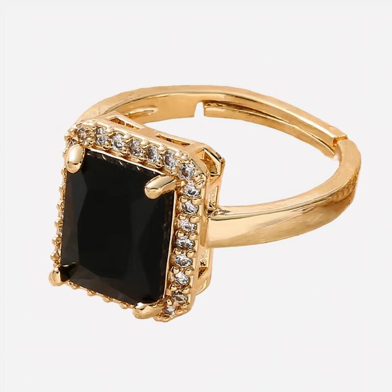 Bague dorée avec un zircon noir carré.