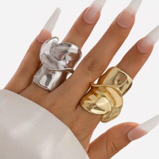 Bague épaisse et large dorée et argentée recouvrent la phalange entière