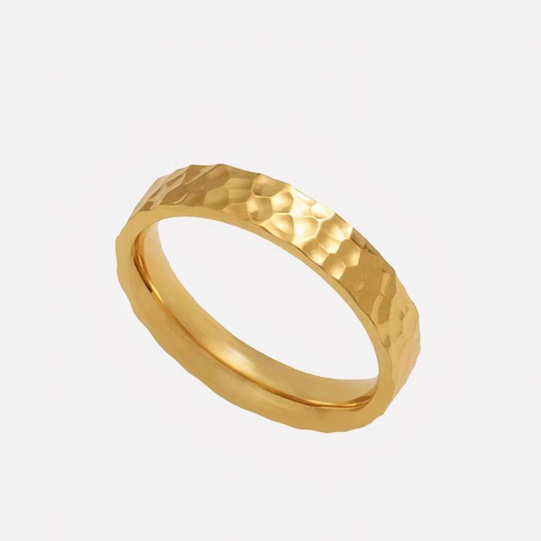 Anneau bague doré sur fond blanc.