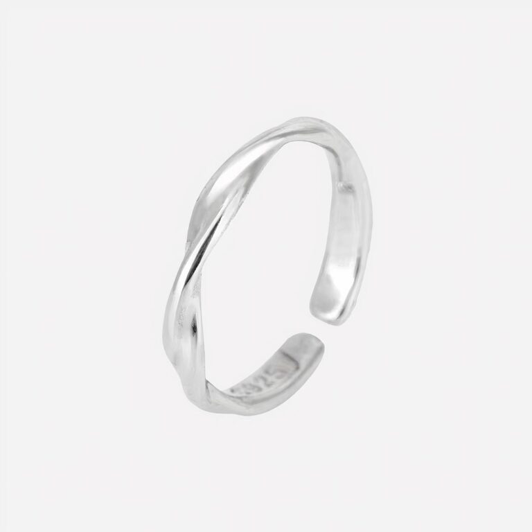 Anneau bague argenté sur fond blanc.
