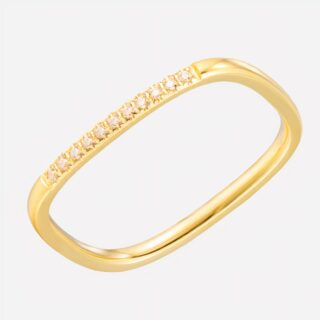 Bague fine dorée sur fond blanc.