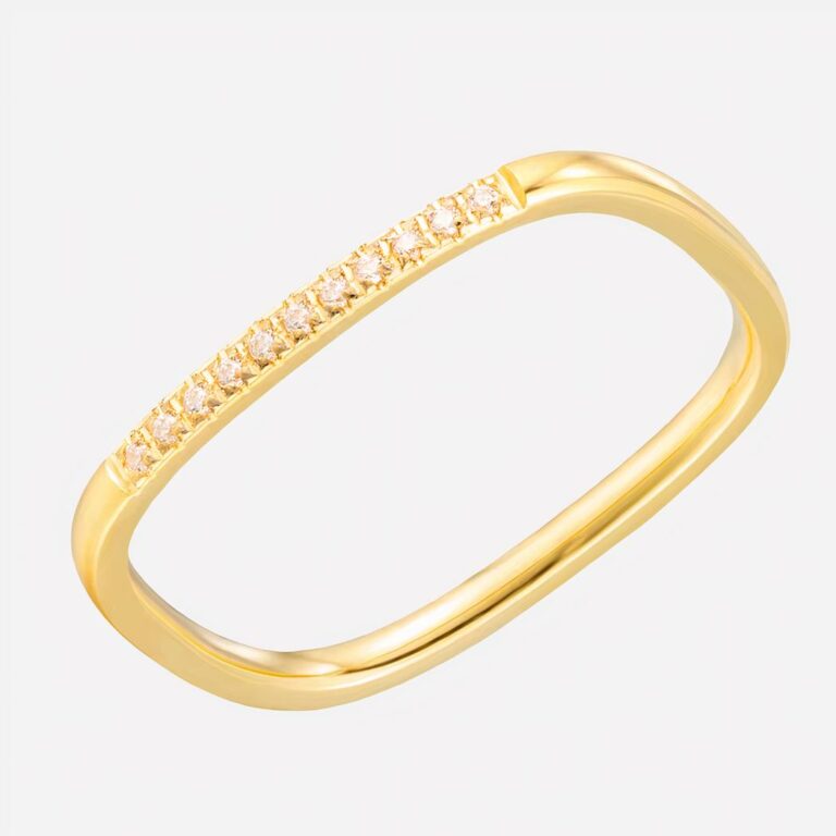 Bague fine dorée sur fond blanc.