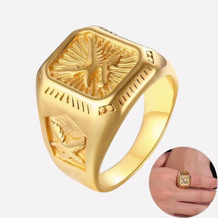 Grosse bague homme aigle doré Photo d'une grosse bague pour homme dorée avec un aigle dessus et une miniature la montrant portée à l'index d'un homme, le tout sur fond blanc