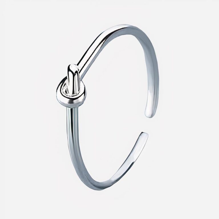 Bague fine avec un nœud sur fond gris.