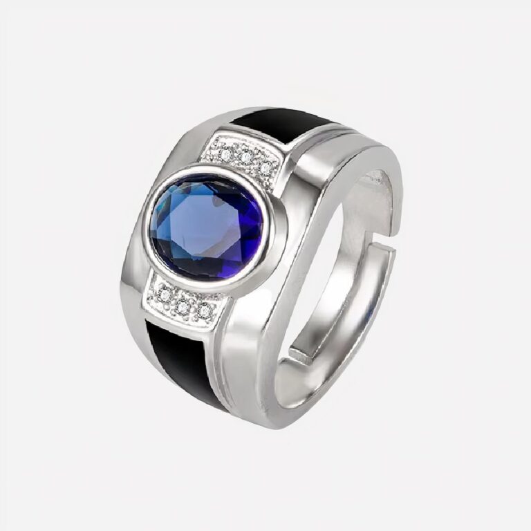 Bague homme réglable en argent et zircon bleu cubique Photo d'une bague réglable pour homme en argent orné d'un zirconium bleu et de petits zirconiums blancs autour sur un fond blanc