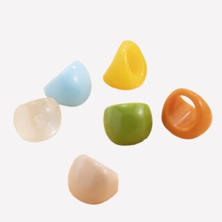 Six bagues épaisses femme en résine colorée