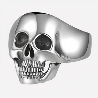 Photo d'une bague tête de mort homme en argent sterling large front style punk rock sur fond blanc