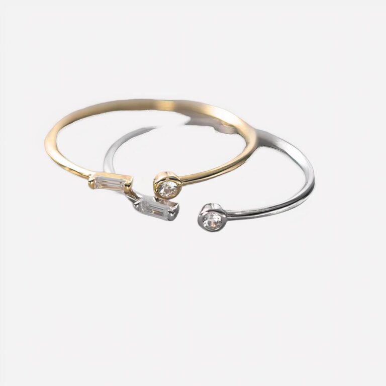 Deux bagues fines ajustables sur fond gris.