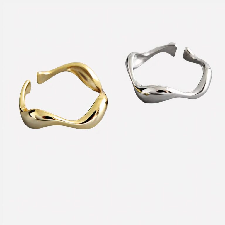 Bague moderne irrégulière pour femme Bagues modernes irrégulières dorée et argentée sur fond gris.