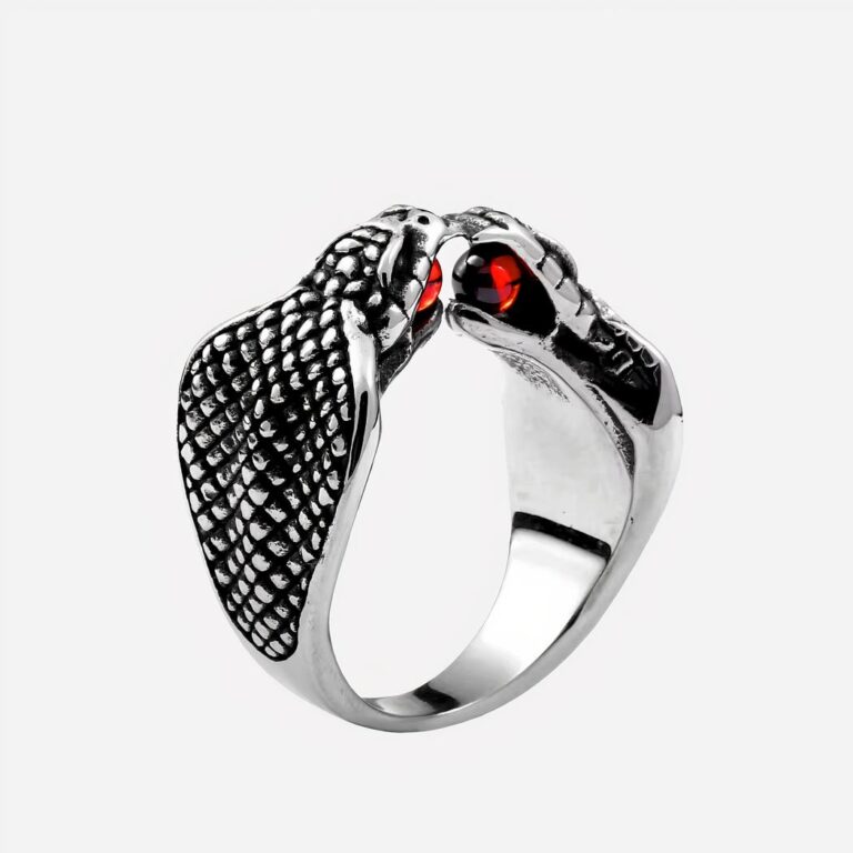 Magnifique bague pour homme ornée de serpents On voit une bague deux têtes de serpent avec perle rouge dans la gueule