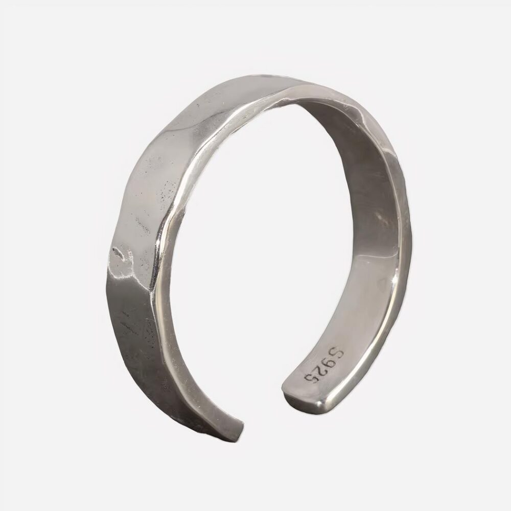 Photo d'une bague homme réglable ouverte en argent sterling 925 martelé sur un fond gris foncé