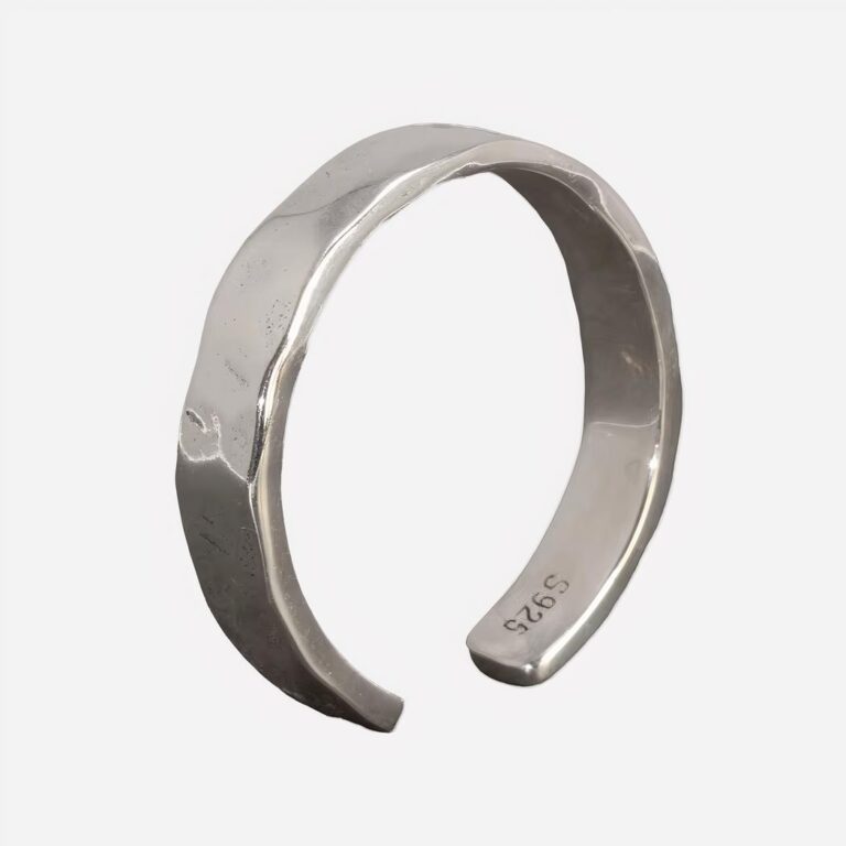 Photo d'une bague homme réglable ouverte en argent sterling 925 martelé sur un fond gris foncé