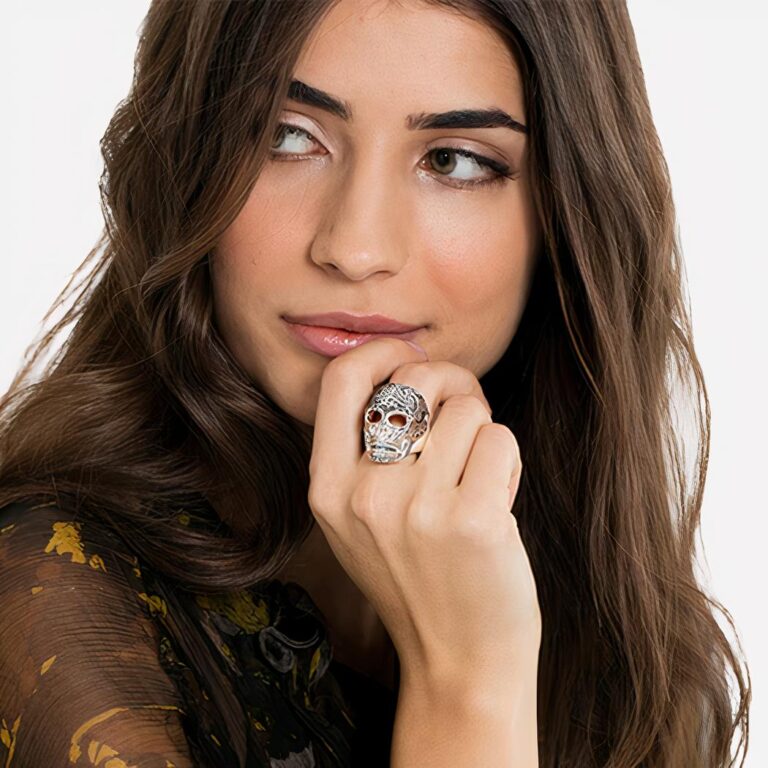 Femme qui porte une bague tête-de-mort en argent