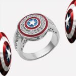 Bague logo captain america sur fond blanc.