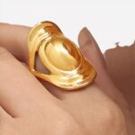 Bague large dorée sur main