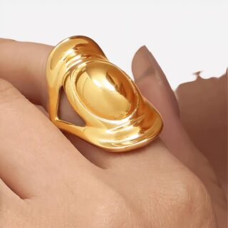 Bague large dorée sur main