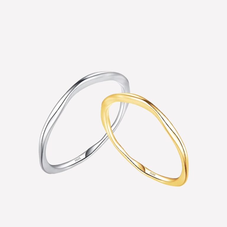 Bague fine torsadée pour femme Bagues fines torsadées dorée et argentée sur fond blanc.
