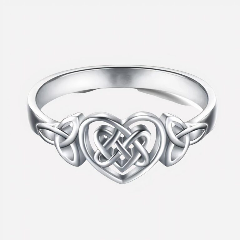 Bague celtique avec cœur sur fond blanc.
