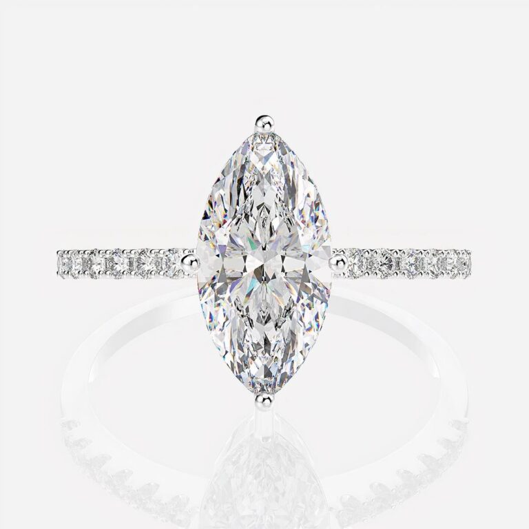 Photo d'une bague marquise en argent ornée d'une pierre moissanite principale et de zirconiums sur l'anneau, le tout sur fond blanc