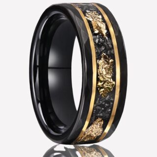 Photo d'une bague tendance pour homme en tungstène noir avec incrustations dorées sur un fond blanc