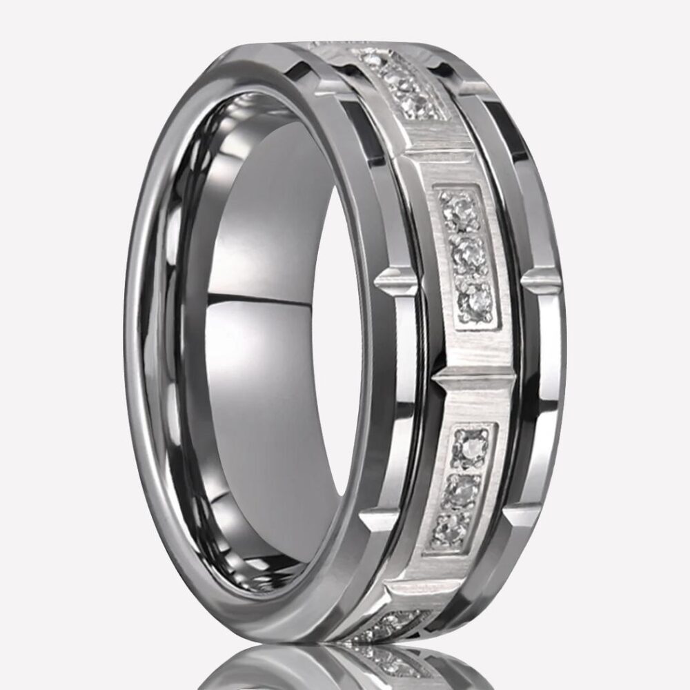Photo d'une bague tendance pour homme en tungstène argenté et zirconiums sur fond blanc