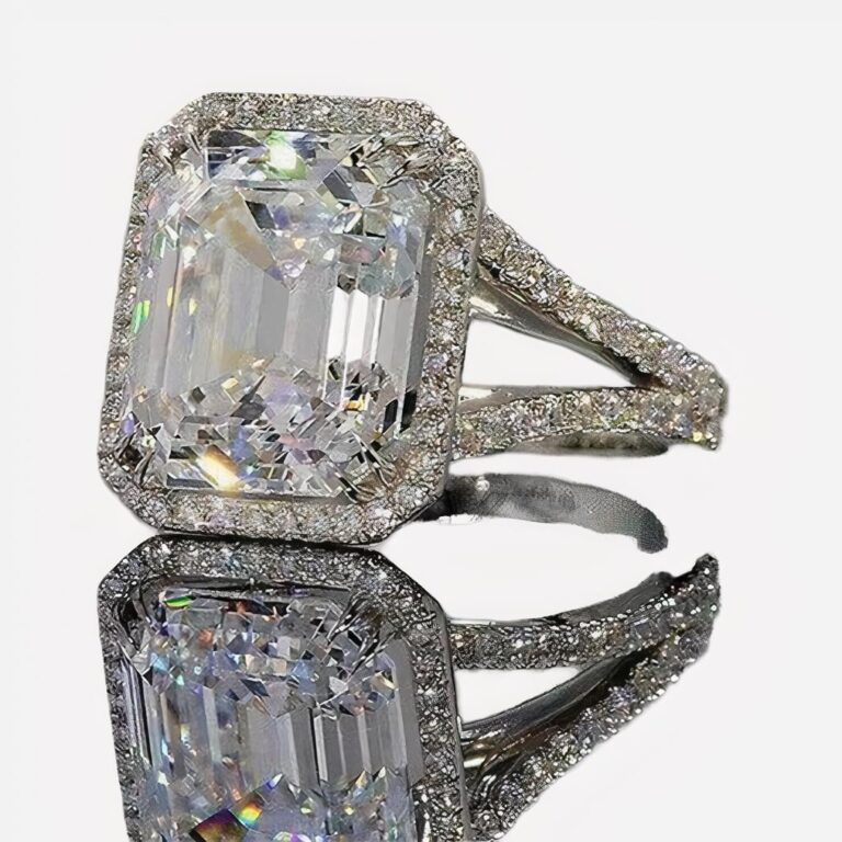 Bague carrée scintillante pour femme Bague carrée scintillante sur fond gris.