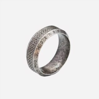 Photo d'une bague viking argentée simple à runes gravées sur un fond blanc