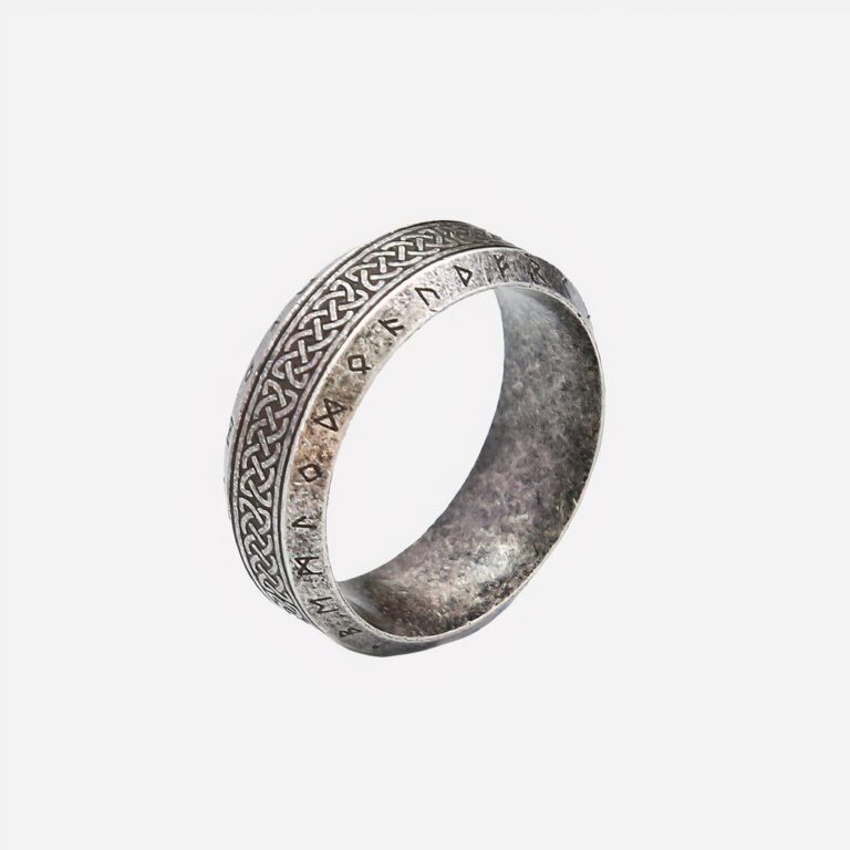 Bague viking vintage Photo d'une bague viking argentée simple à runes gravées sur un fond blanc