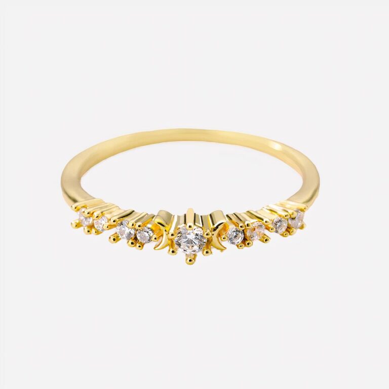 Anneau bague fin et scintillant pour femme Anneau bague doré avec des pierres sur fond blanc.