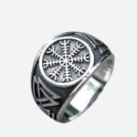 Photo d'une bague chevalière viking argentée et noire sur un fond gris