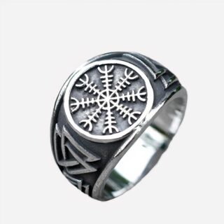 Photo d'une bague chevalière viking argentée et noire sur un fond gris