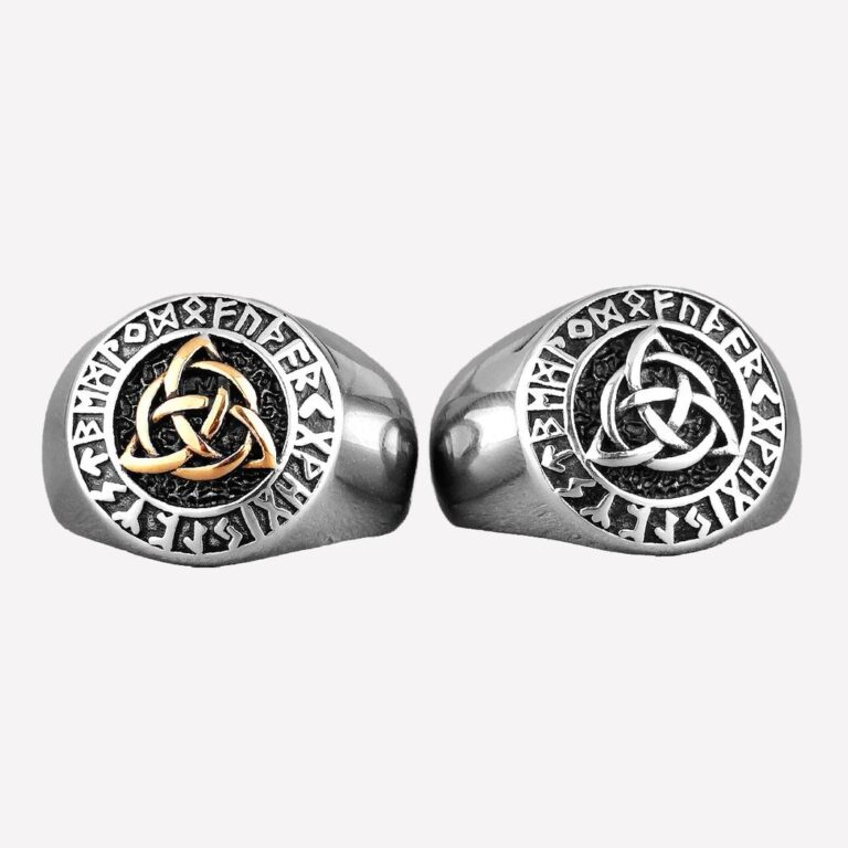 Photo de deux bagues avec noeud celtique sur le dessus l'un doré l'autre argenté, de forme chevalière sur un fond gris