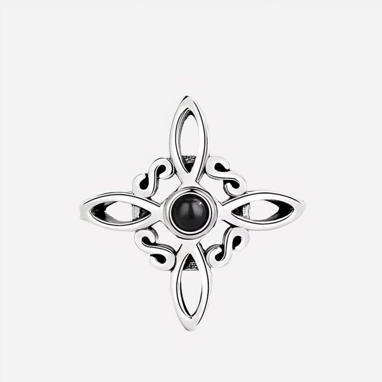 Bague celtique en croix sur fond blanc.