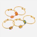 Bagues avec des fleurs colorées sur fond blanc.