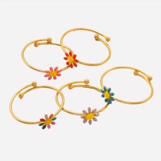 Bagues avec des fleurs colorées sur fond blanc.