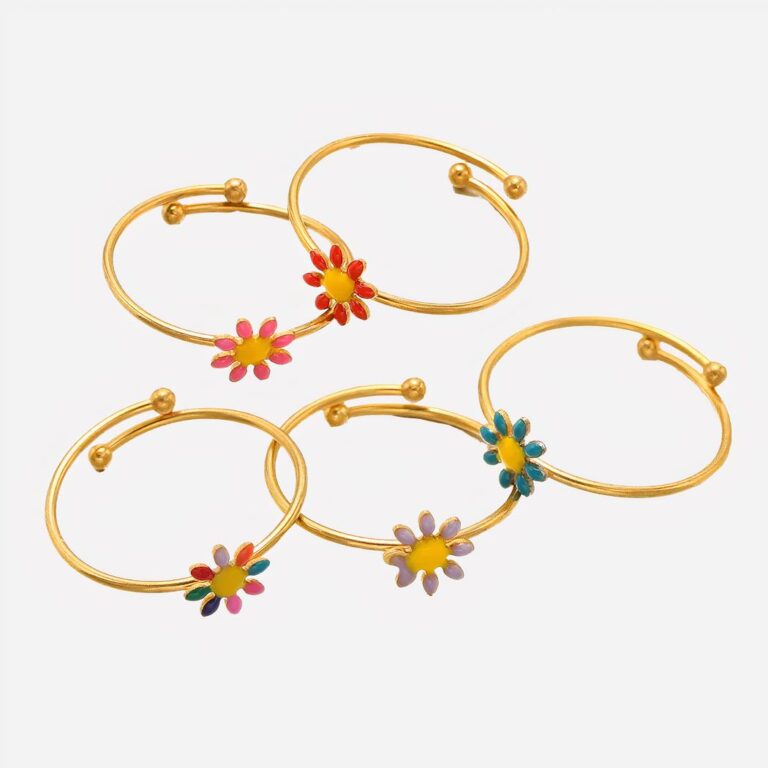 Bagues avec des fleurs colorées sur fond blanc.