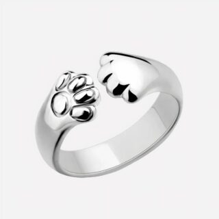 Bague pâte de chat sur fond blanc.