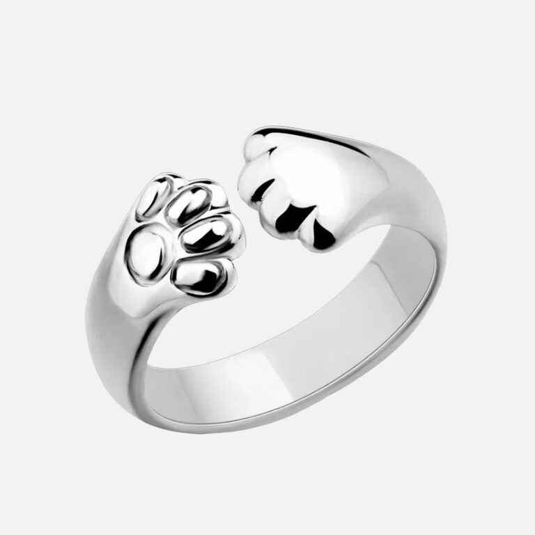 Bague pâte de chat pour enfant Bague pâte de chat sur fond blanc.